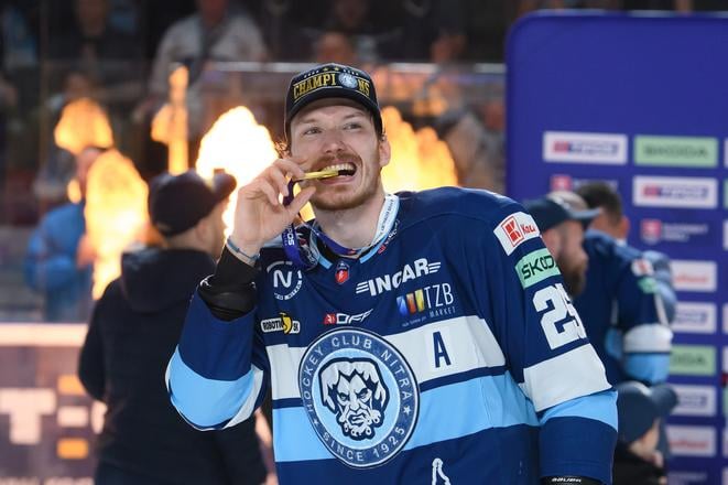 Samuel Buček pózuje so zlatou medailou počas osláv majstrovského titulu v sezóne 2023/2024.