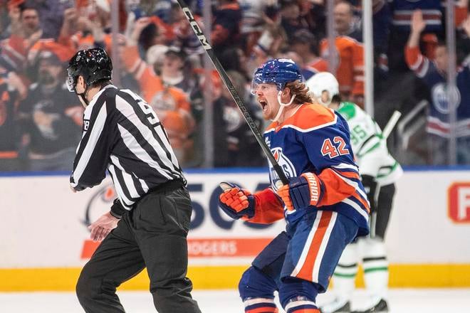Kasperi Kapanen (42) z Edmontonu Oilers sa teší z gólu v štvrtom zápase finále Západnej konferencie zámorskej NHL Edmonton Oilers - Dallas Stars  v Edmontone.