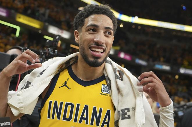 Tyrese Haliburton z Indiany Pacers sa raduje z víťazstva jeho tímu v štvrtom zápase finále Východnej konferencie zámorskej NBA Indiana Pacers - New York Knicks v Indianapolise.