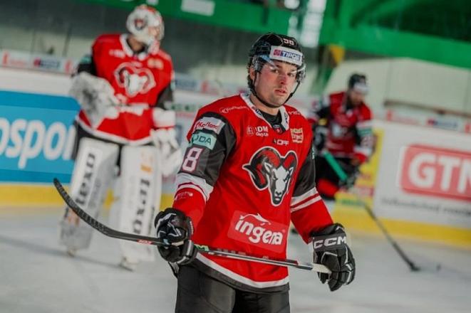 Carter Turnbull v drese Banskej Bystrice.