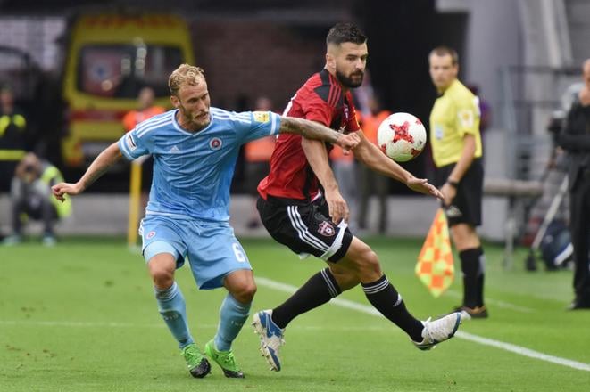 Na snímke vpravo hráč Trnavy Boris Godál a hráč Slovana Joeri De Kamps v 5. kole Fortuna ligy vo futbale FC Spartak Trnava - ŠK Slovan Bratislava v Trnave 19. augusta 2017. 