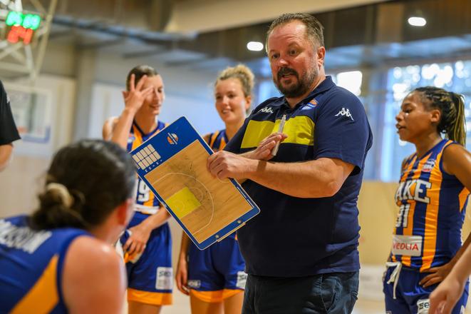 Generálny manažér Young Angels Košice Daniel Jendrichovský popri funkcionárskej práci pravidelne koučuje aj hráčky v rôznych zápasoch a súťažiach, vrátane extraligy.