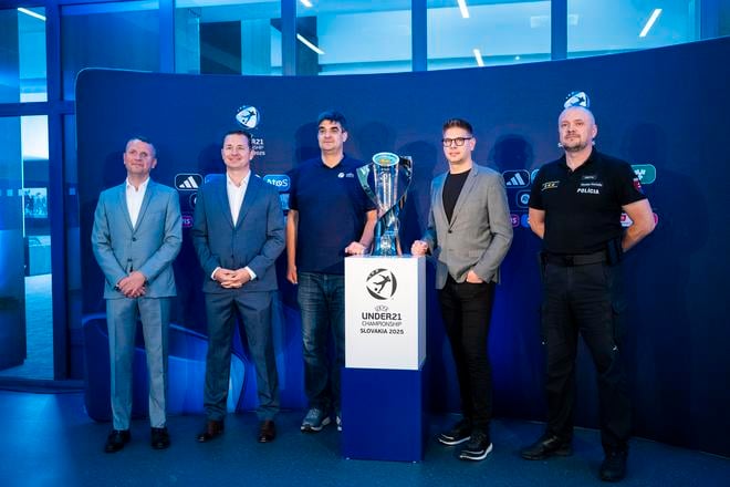 Na snímke zľava predseda predstavenstva Národného futbalového štadióna Pavol Komorník, riaditeľ Komerčnej Enterprise Market divízie SK v spoločnosti Telekom Peter Laco, manažér infraštruktúry štadiónov Marek Majerčák, marketingový riaditeľ Slovenského futbalového zväzu (SFZ) Lukáš  Donoval a riaditeľ odboru poriadkovej polície Prezídia Policajného zboru (PZ) Stanislav Hromádka počas tlačovej konferencie pred júnovými Majstrovstvám Európy futbalistov do 21 rokov v Bratislave v stredu 28. mája 2025. 