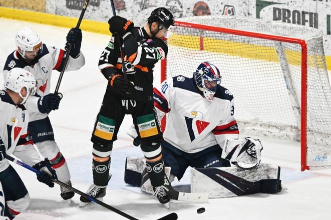 Na snímke uprostred Tomáš Zigo (Košice) a vpravo brankár Denis Godla (Bratislava) počas zápasu 43. kola hokejovej Tipos extraligy HC Košice -  HC Slovan Bratislava