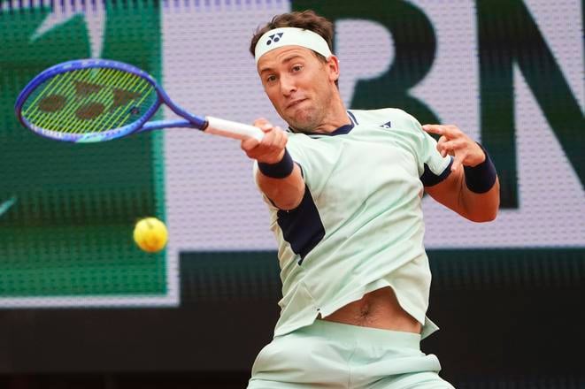 Nórsky tenista Casper Ruud odvracia loptičku Nunovi Borgesovi z Portugalska počas zápasu