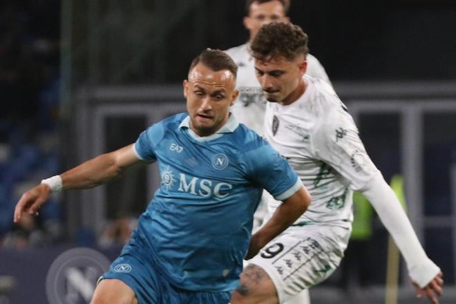 Slovenský hráč Neapolu Stanislav Lobotka (vpredu).