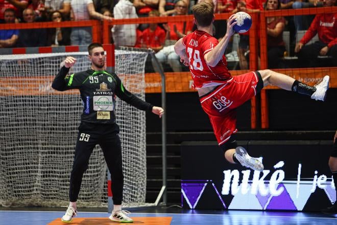 Na snímke sprava Marek Hlinka (Považská Bystrica) a brankár Matúš Mitošinka (Prešov) bojujú o loptu  počas štvrtého zápasu finále play off Niké Handball extraligy v hádzanej mužov medzi MŠK Považská Bystrica - Tatran Prešov v stredu 28. mája 2025 v Považskej Bystrici.