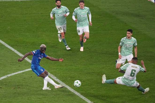 Hráč Chelsea Moises Caicedo strieľa štvrtý gól svojho tímu počas finálového zápasu.