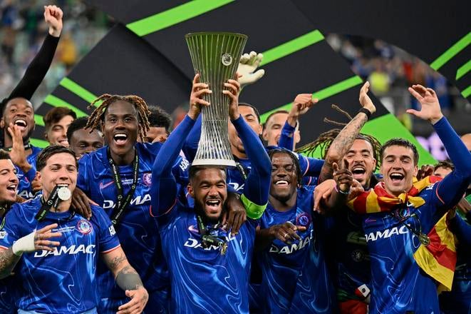 Chelsea s trofejou pre víťaza Konferenčnej ligy.