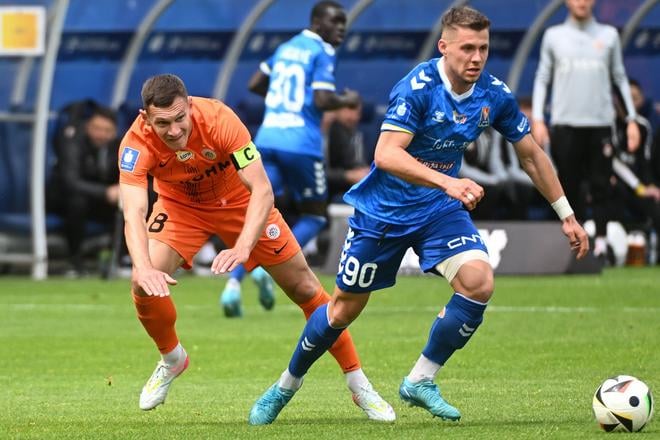 Slovenský futbalista v drese Motoru Lublin Samuel Mráz (vpravo) a hráč Zaglebie Lubin Dominik Dąbrowski bojujú o loptu počas zápasu.