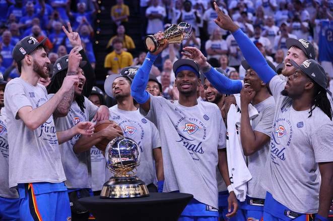 Oklahoma City Thunder oslavuje postup do finále. Uprostred Shai Gilgeous-Alexander. AP Photo/Nate Billings