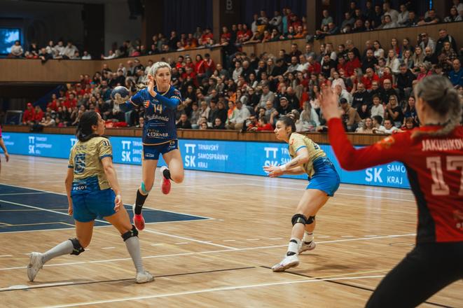 Reprezentačná spojka Erika Rajnohová (v strede s loptou) vymení od nadchádzajúcej sezóny dres HC DAC Dunajská Streda za HK Slovan Duslo Šaľa.