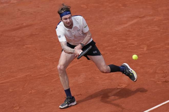 Kazašský tenista Alexander Bublik odvracia úder Alexa de Minaura z Austrálie počas zápasu 2. kola mužskej dvojhry na grandslamovom turnaji Roland Garros v Paríži.