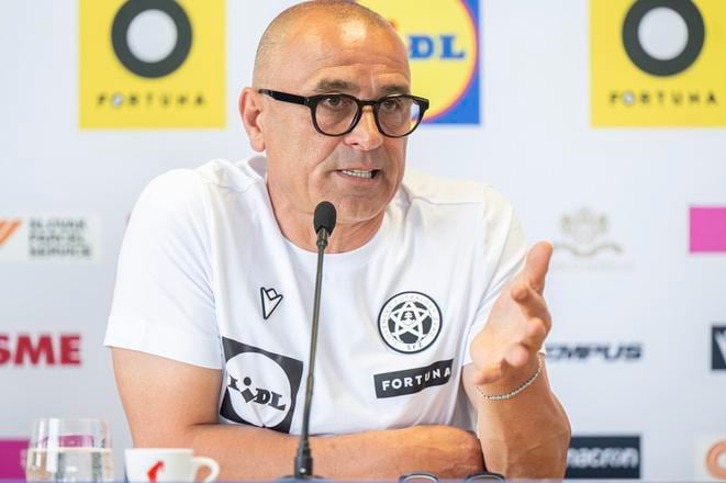 Tréner slovenskej futbalovej reprezentácie Francesco Calzona počas tlačovej konferencie.