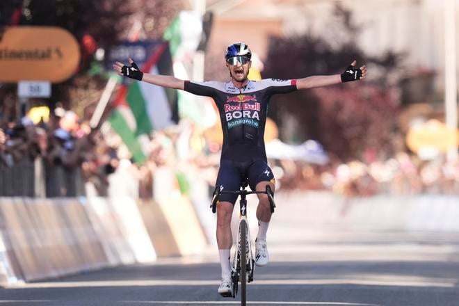 Nemecký cyklista Nico Denz oslavuje v cieli triumf v 18. etape cyklistických pretekov Giro d'Italia na trati Morbegno - Cesano Maderno, dlhej 144 km v talianskom meste Cesano Maderno.