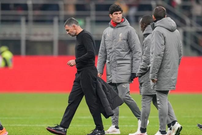 Sergio Conceicao (vľavo) na lavičke AC Miláno skončil.
