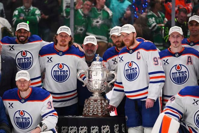 Hokejisti Edmontonu Oilers pózujú s pohárom Clarence S. Campbell Bowl, ktorý sa udeľuje víťazovi Západnej konferencie.
