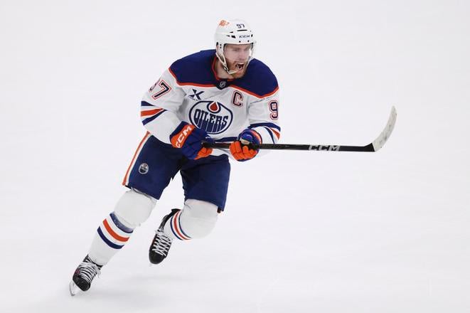 Center Connor McDavid z Edmontonu Oilers sa raduje z gólu počas piateho zápasu finále Západnej konferencie zámorskej NHL.