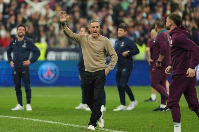 Tréner PSG Luis Enrique (uprostred) sa raduje po zisku Francúzskeho pohára.