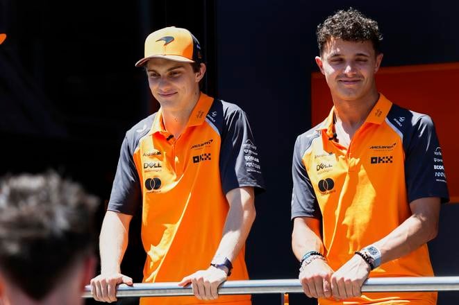 Oscar Piastri a Lando Norris pred fotografmi na Veľkej cene Španielska. AP Photo/Joan Monfort