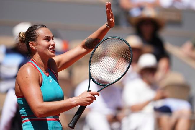Bieloruská tenistka Arina Sobolenková oslavuje po jej výhre nad Srbkou Olgou Danilovičovou v 3. kole dvojhry žien na grandslamovom tenisovom turnaji Roland Garros.