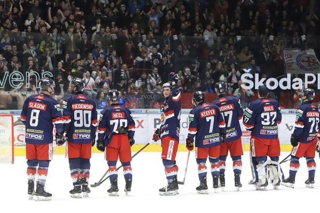Na snímke hokejisti Zvolena pred svojimi fanúšikmi po postupe do semifinále play-off v sezóne 2024/2025.