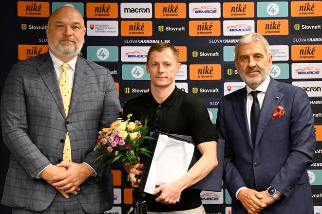 Na snímke uprostred najlepší hádzanár Slovenska za rok 2024 Ľubomír Ďuriš, vľavo prezident Slovenského zväzu hádzanej (SZH) Jaroslav Holeša a vpravo viceprezident SZH Ernö Kelecsényi počas slávnostného vyhlásenia výsledkov ankety Sedmička roka 2024 v Bratislave.