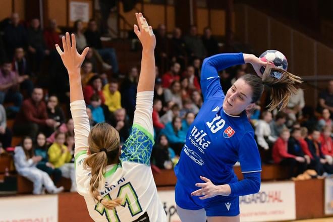Na snímke zľava Ana Abinaová (Slovinsko) a Adriána Holejová (Slovensko) v prípravnom zápase v hádzanej žien Slovensko - Slovinsko.