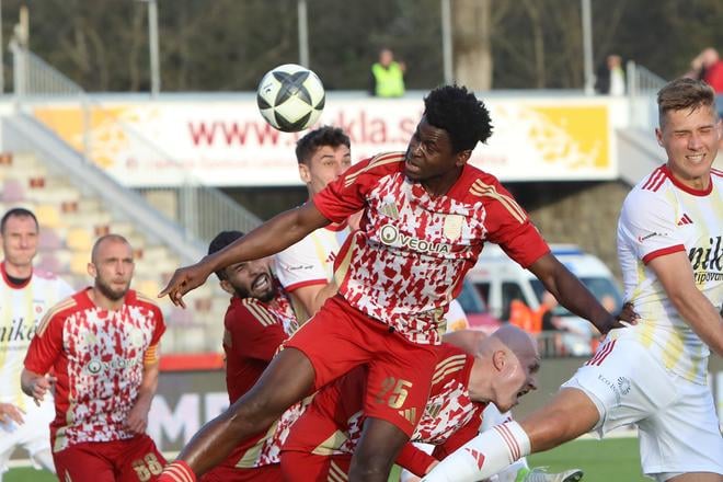 Na snímke Ivan Anokye Mensah (Banská Bystrica) počas odvety semifinále Slovnaft Cupu MFK Dukla Banská Bystrica - MFK Ružomberok.
