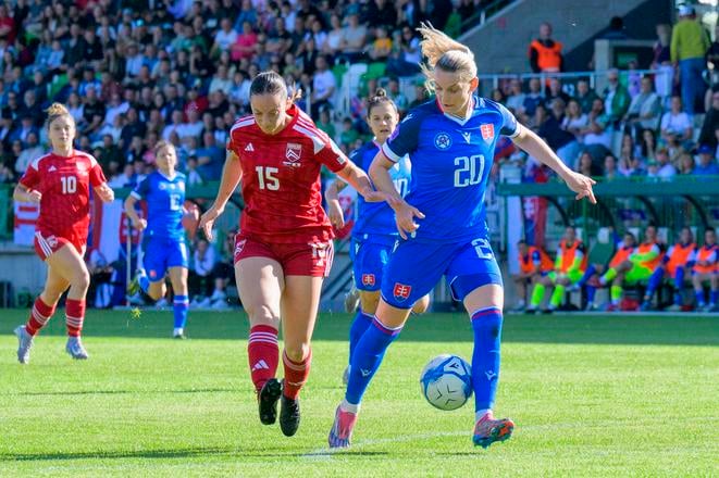 Na snímke zľava Seleen Celecia (Gibraltár), Nikola Rybanská (Slovensko) počas 5. kola 1. skupiny C-divízie Ligy národov žien vo futbale Slovensko - Gibraltár.