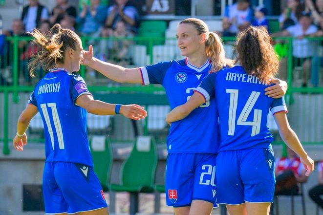 Na snímke radosť futbalistiek Sloveniek z gólu počas 5. kola 1. skupiny C-divízie Ligy národov žien vo futbale Slovensko - Gibraltár.