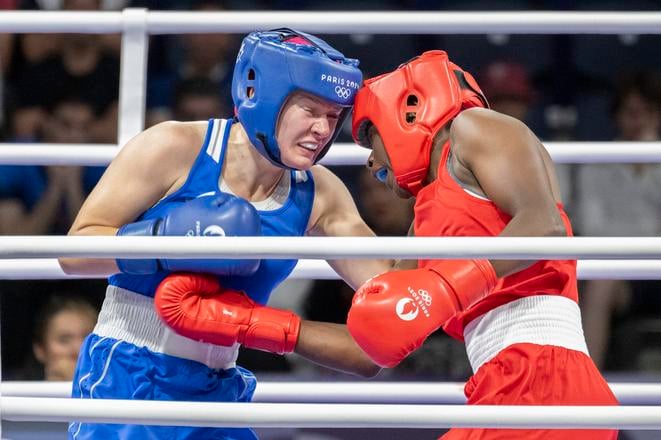 Na snímke slovenská boxerka Jessica Triebeľová (vľavo) a Alcinde Lucas dos Santosová z Mozambiku počas olympijských hier v Paríži.