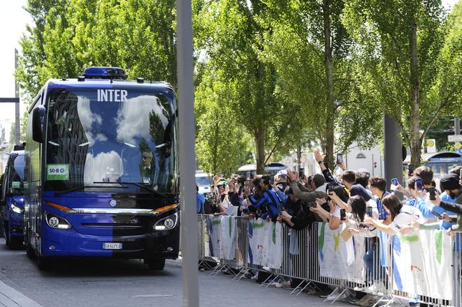 Na snímke autobus s hráčmi tímu Inter Miláno prichádza do hotela pred finále Ligy majstrov.