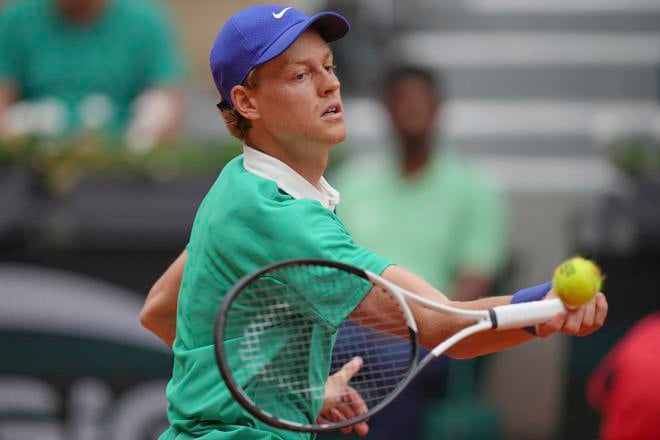Taliansky tenista Jannik Sinner odvracia úder Jiřího Lehečku z Česka počas zápasu 3. kola mužskej dvojhry na grandslamovom turnaji Roland Garros v Paríži.