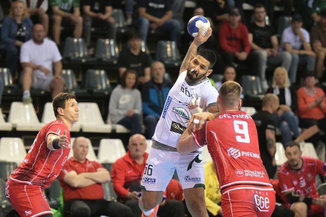 Na snímke vpravo Ivan Bystrický (Považská Bystrica) a uprostred s loptou Pavel Hernandez (Prešov)  počas piateho zápasu finále play off Niké Handball extraligy v hádzanej mužov Tatran Prešov - MŠK Považská Bystrica v Prešove v sobotu 31. mája 2025.