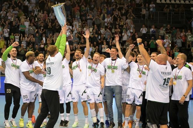 Hráči Tatrana Prešov pózujú s majstrovskou trofejou po triumfe v rozhodujúcom piatom zápase finále v Prešove.
