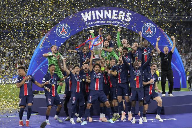 Hráči PSG oslavujú po víťazstve vo finálovom zápase  Ligy majstrov v Mníchove.