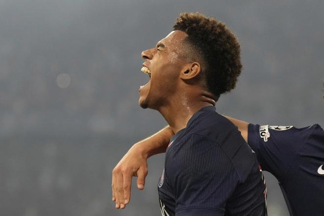 Désire Doué oslavuje zaslúžený triumf PSG vo finále Ligy majstrov.