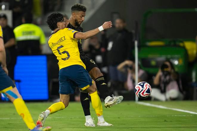 Utočník Los Angeles FC Denis Bouanga (vpravo) v súboji o loptu s mexickám obrancom Club America Kevinom Alvarezom.