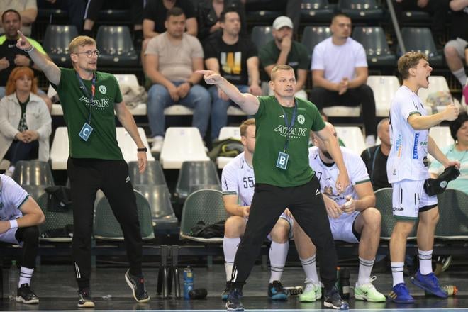 Radoslav Antl (v strede) doviedol hádzanárov Tatrana Prešov k majstrovskému titulu a bude pokračovať na lavičke Šarišanov spolu s Marekom Gernátom (vľavo), s ktorým takto prežívali piaty zápas finále extraligy 2024/2025 s Považskou Bystricou.