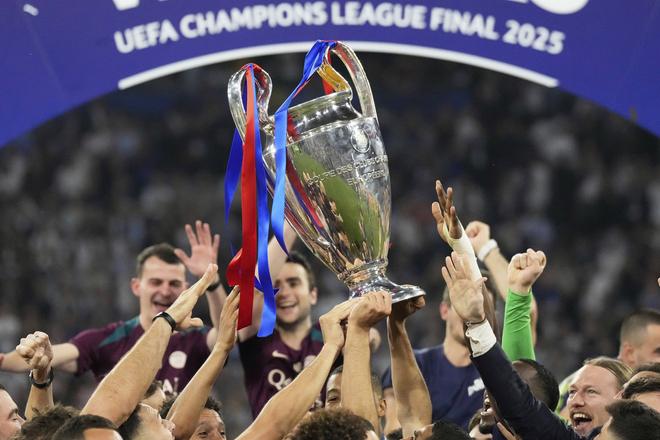 Hráči PSG oslavujú triumf v Lige majstrov.