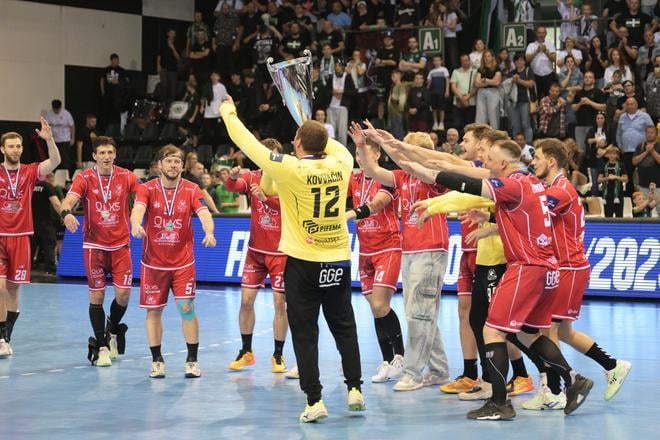 Hráči Považskej Bystrice pózujú s pohárom za 2. miesto po rozhodujúcom piatom zápase finále play off Niké Handball extraligy v hádzanej mužov Tatran Prešov - MŠK Považská Bystrica v Prešove.