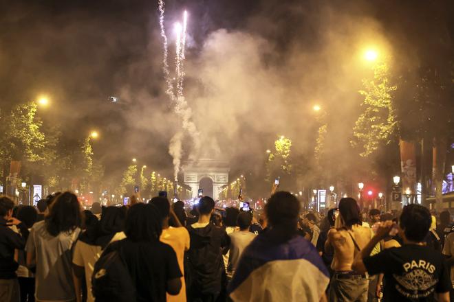Oslavy fanúšikov PSG na Champs-Elysees v Paríži.