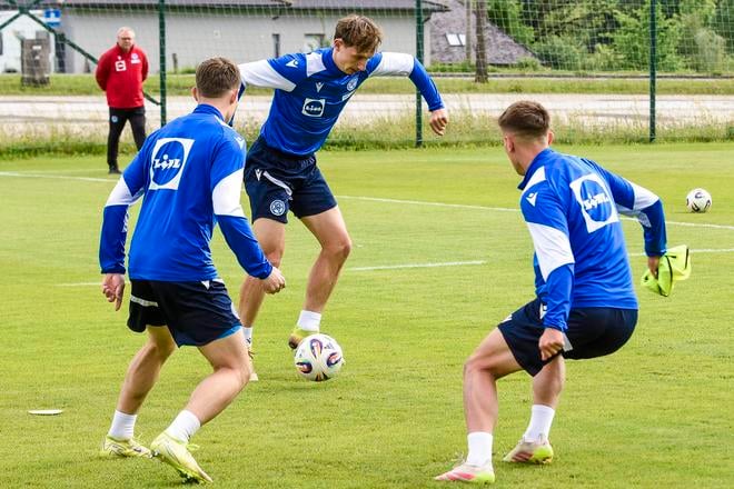 Dominik Hollý (s loptou) počas kempu reprezentačného výberu do 21 rokov v rakúskom Windischgarstene rieši i svoju klubovú budúcnosť.