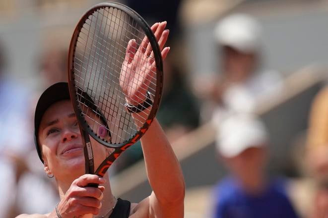 Ukrajinská tenistka Jelina Svitolinová sa teší z výhry nad Jasminou Paoliniovou z Talianska v osemfinále ženskej dvojhry na grandslamovom turnaji Roland Garros v Paríži.