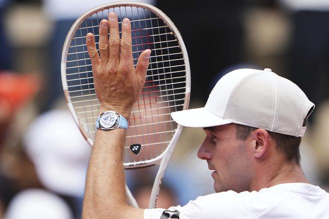 Americký tenista Tommy Paul sa teší z výhry proti Alexeiovi Popyrinovi z Austrálie v osemfinále mužskej dvojhry na grandslamovom turnaji Roland Garros v Paríži.