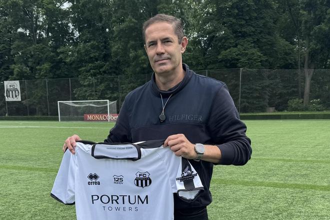 Tréner Ľubomír Reiter na petržalskom štadióne v Ovsišti.