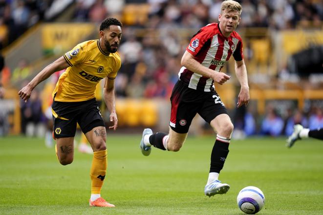 Futbalista Wolverhamptonu Wanderers Matheus Cunha (vľavo) a hráč Brentfordu Nathan Collins bojujú o loptu v zápase anglickej Premier League.