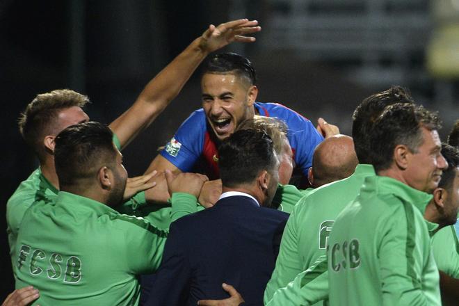 Uprostred Nicolae Stanciu (Steaua) oslavuje so spoluhráčmi gól