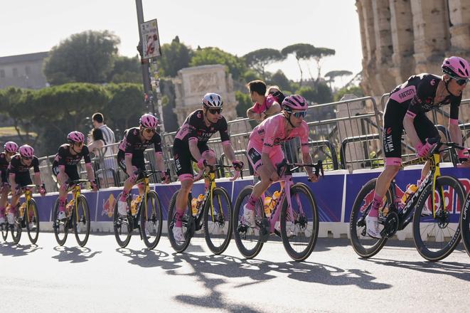 Brit Simon Yates v ružovom drese šliape do pedálov so svojím tímom počas poslednej etapy cyklistických pretekov Giro d'Italia.